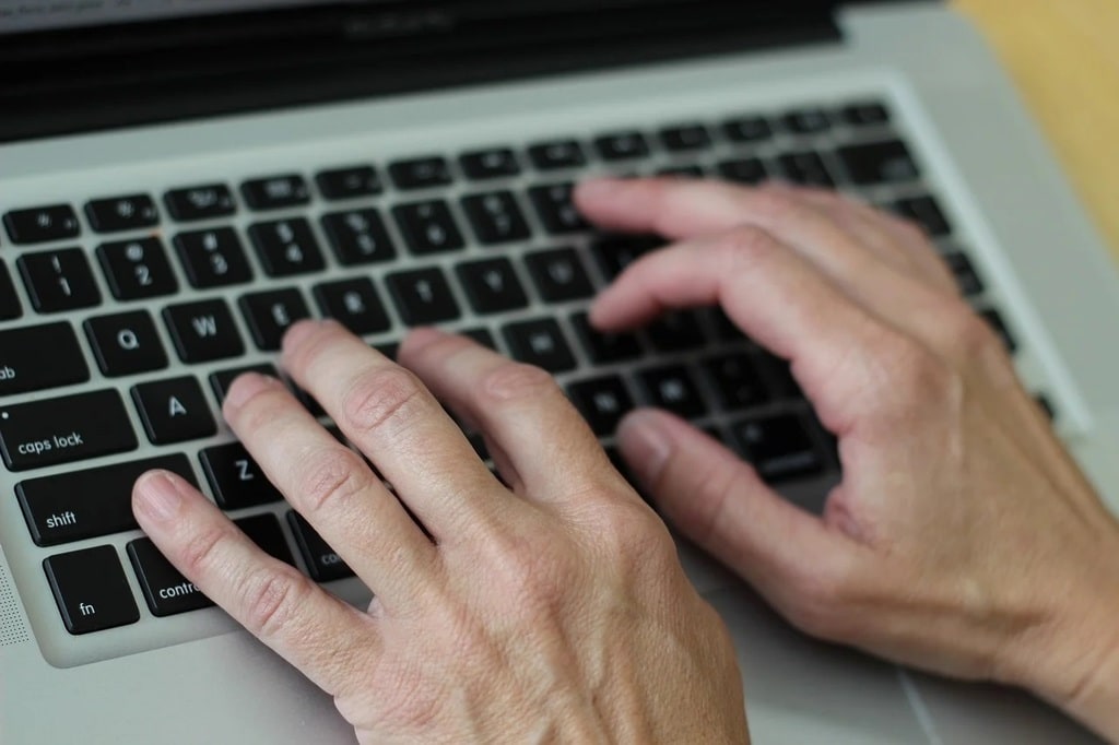 Comment l'IA simplifie la traduction de documents PDF ?